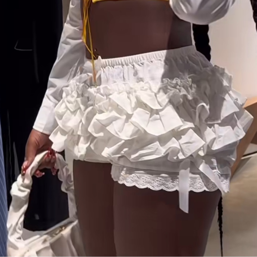 Super cute white bloomer shorts 🐇